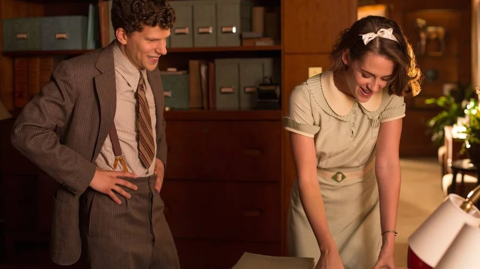Bobby (Jesse Eisenberg) och Vonnie (Kristen Stewart) förälskar sig i varandra, men kommer deras kärlek att bestå?