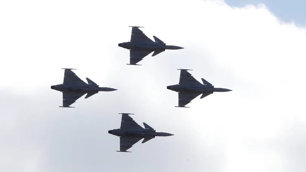 Fyra Gripenplan i formation.
