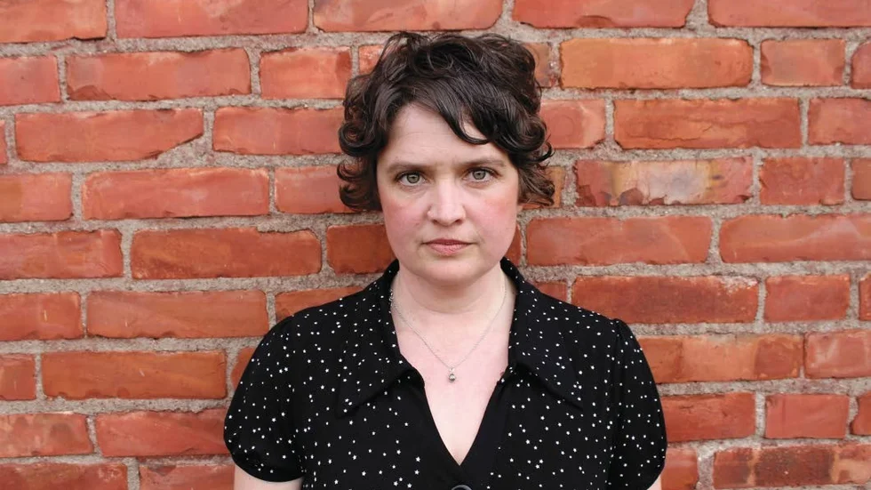Hanna Landahl, född 1977, bor utanför Falköping. Hon har en magisterexamen i statsvetenskap och är legitimerad gymnasielärare i samhällskunskap.