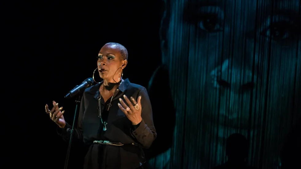 Josette Bushell-Mingo i Riksteaterns föreställning "Nina – a story about me and Nina Simone".