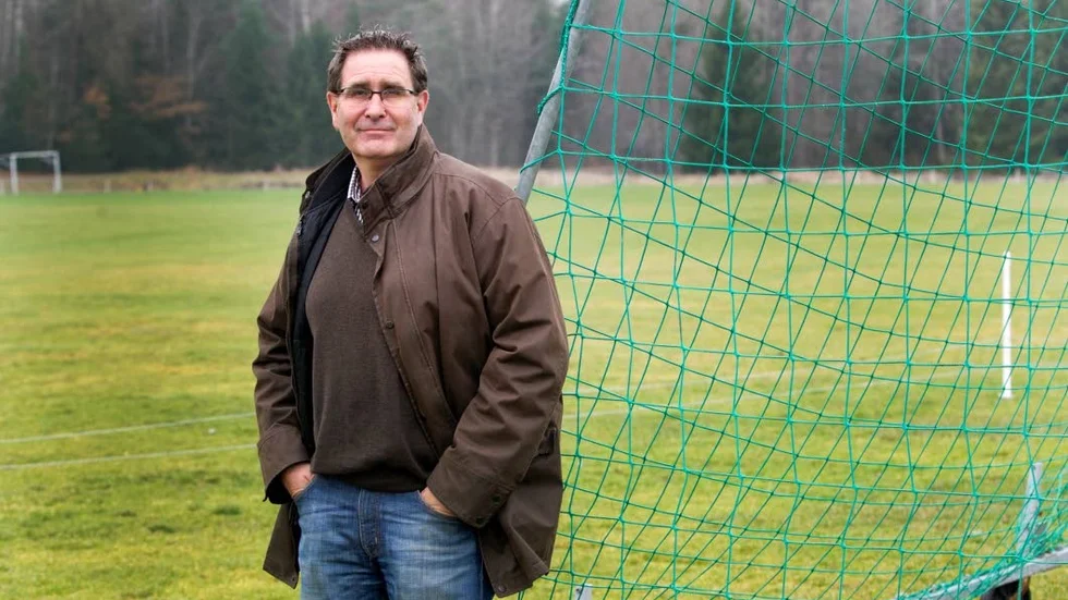 Thomas Kölnäs är kanslichef vid Östergötlands fotbollsförbund och oroad över utvecklingen inom ungdomsfotbollen.