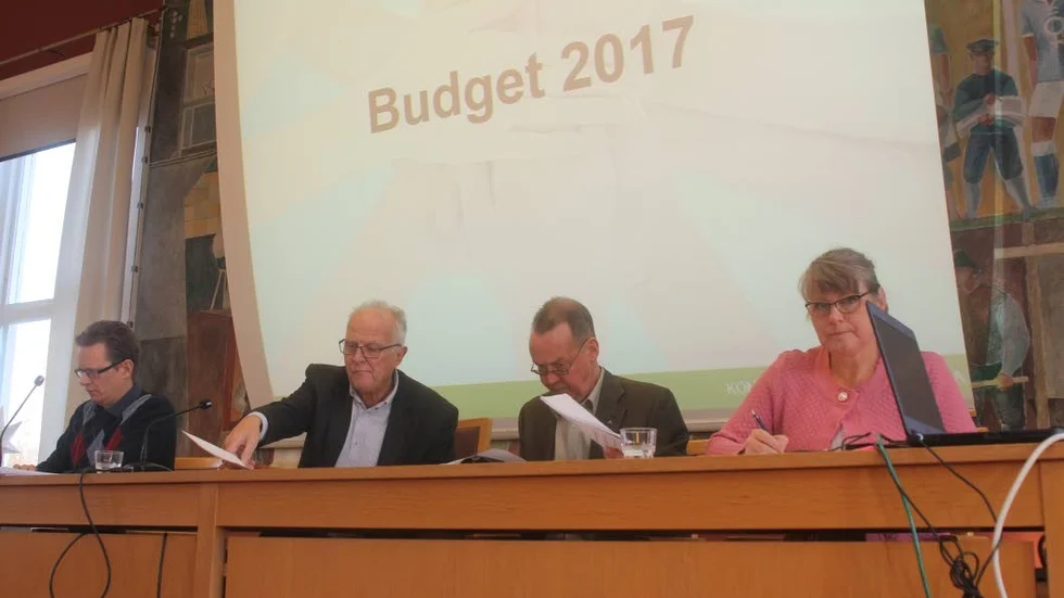 Uppladdning. Fullmäktiges sekreterare Jonas Fredriksson, ordförande Lennart Haraldsson (S), förste vice ordförande Bo Hasselblad (M) och andra vice ordförande Ann Hemmingsson (C) inför gårdagens budgetdebatt.