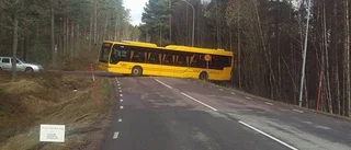Vändningen misslyckades - bussen blev stående rakt över vägen