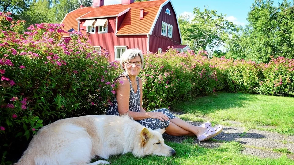 ”Jag har jobbet hela livet inom vården och arbetat mycket med döende människor. Så jag har nog alltid varit intresserad av vad som händer efteråt. ” Karin Arvidsson erbjuder Tidigare Liv Terapi i Vimmerby. Här är hon tillsamman med hunden Zorro utanför hemmet i Vrångfall.