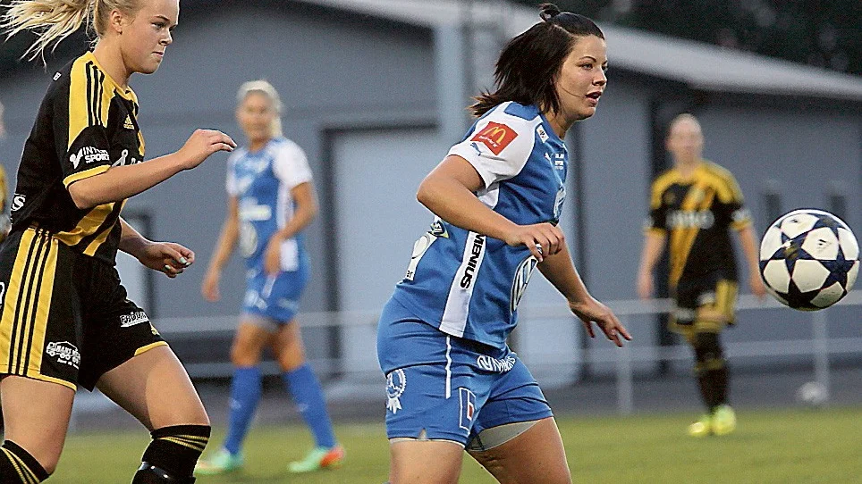 Linnéa Johansson hade en rolig kväll när hon var tillbaka i Vimmerby med sitt IFK Kalmar. Den förra VIF-anfallaren gjorde fyra mål och två assist när hennes Kalmar slog VIF med 9-2. Foton: Roelof Stroetinga