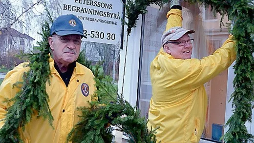Tore Pålsson och Bertil Gerdin pyntar vid begravningsbyrån.