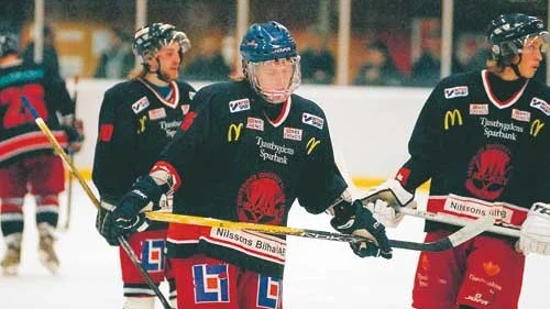 Deppigt i VIK. De mäktade inte med Karlskrona i den viktiga matchen på söndagen. Men klarar Karlskrona Mörrum lika bra på onsdag, går det ändå vägen för Västervik.