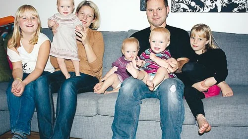 Familjen Kullberg består av storasyster Emma, mamma Frida, pappa Torgny storasyster Elsa och trillingarna Sara, Lisa och Maja.