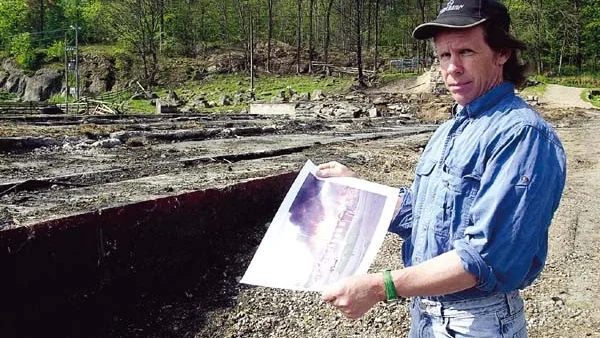 Arrendatorn på Lidhem Bertil Gustavsson framför det som finns kvar av ladugården. I dag har han bara tidningens bild från katastrofbranden.