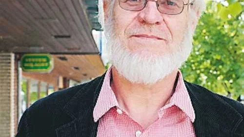 Åke Berg reser till Stockholm på en kongress där såväl kungen som statsministern kommer att finnas på plats.