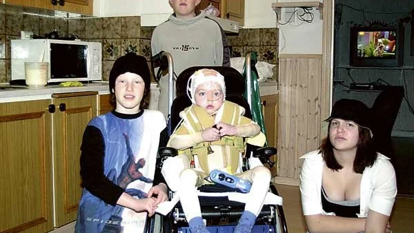 Jonny hemma i Odensvalehult tillsammans med några av sina syskon, Jeanette, Jerry och Jenny.