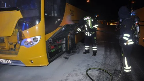 Räddningstjänsten var snabbt på plats och inledde släckningsarbetet.