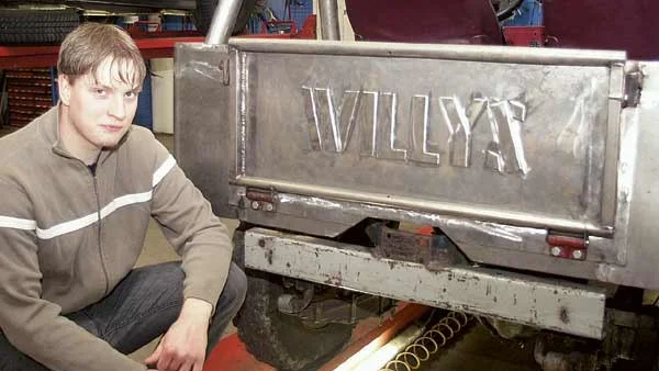Martin Hanzon, Kisa, har renoverat en Willys-jeep.