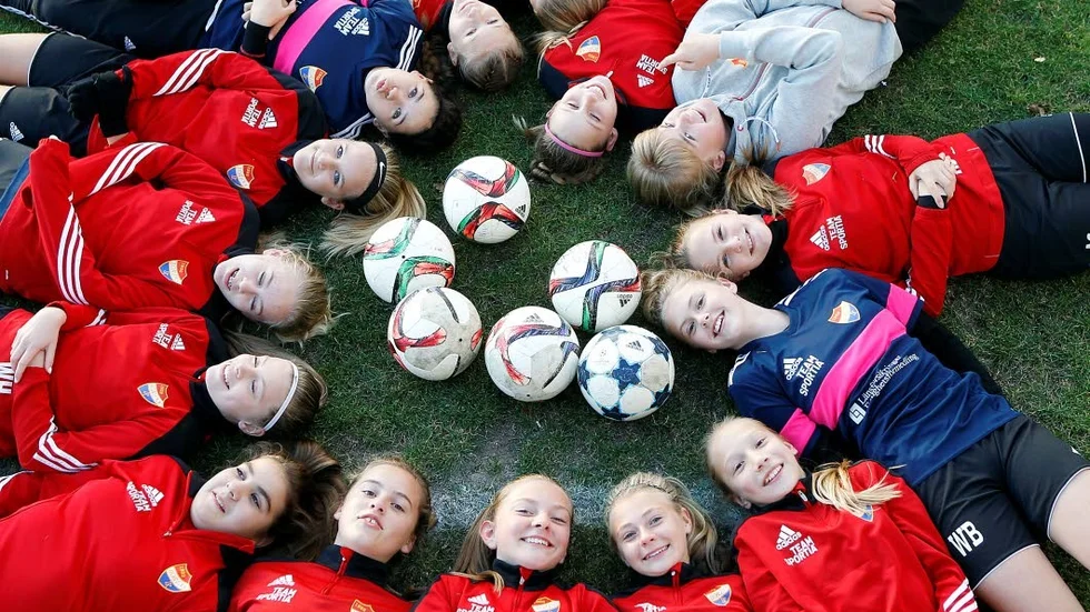 Seriesegrare. Borens flickor -03 vågar dribbla och det har varit ett vinnande koncept.