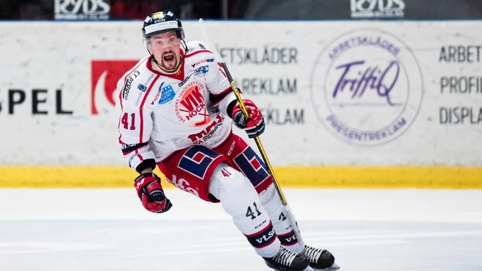 Segervrål. Joacim Hedblad hade all anledning att jubla sedan gjort segermålet för VIK.