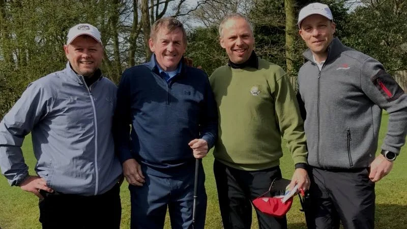 LIVERPOOL-GOLF. Rickard Elf, Roger Willén och Thomas Samuelsson tillsammans med Liverpools legendariske nummer 7, skotten Kenny Dalglish.