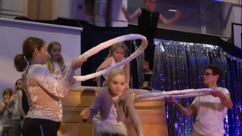 RYMD. Temat var Rymden när Borensbergs gymnaster hade traditionell luciauppvisning i Hällaskolan.