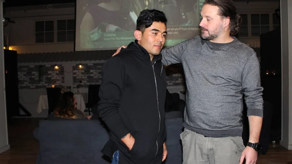 Mehdi Ahmadi går regelbundet till Hallen och trivs att vara där. Morgan Andersson jobbar som fritidsledare.