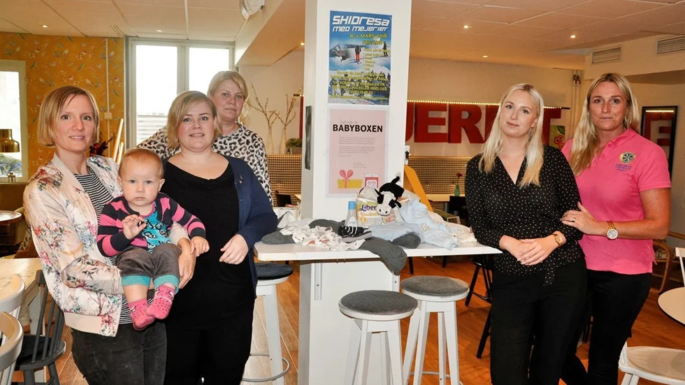 Ladys Circle visar "Babyboxen", här Lotti Jilsmo, med bebisen Tove Blom, Elin Nilsson, Anna Liffner, Linda Jansson och Annika Källmark. Foto: Åsa Thaberman