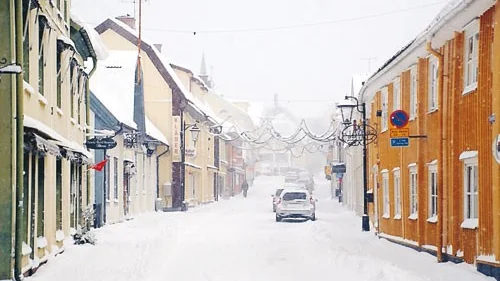 Det är trångt på Storgatan nu när all snö har fallit.