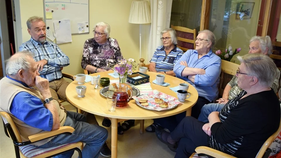 Allan Karlsson, Roger Rydström,Iris Gustafsson, Ingegärd Roth, Majken Andersson, Birgit Petersson, Gun-Britt Johansson diskuterar terapiverksamheten.