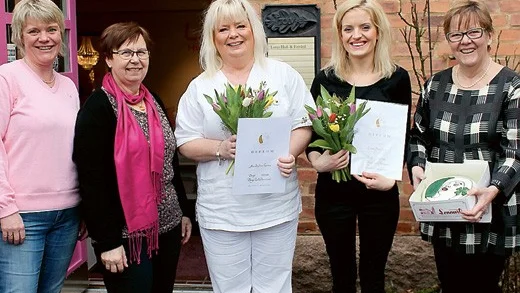 Lena Carlsson, Elly Henrysson och Ulla Johnsson till höger flankerar årets utsedda kvinnliga företagare i Eksjö, Ann Sophie Carme och Linnéa Borefors.