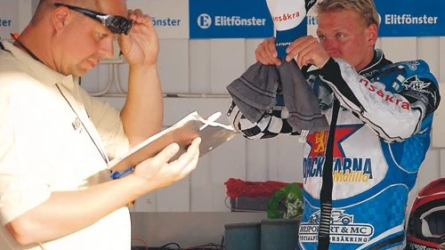 Vilse. Mikael Karlsson har svårt att hitta rätt laguppställning för Dackarna. Fredrik Lindgren var å sin sida upprörd över skicket på banan i Vetlanda efter Dackarnas förlust i derbyt med 52-38.