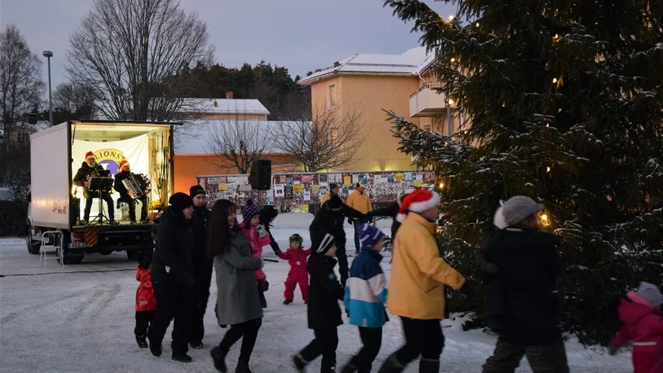 Julen dansas ut på torget i Kisa till tonerna av Samuelssons och Dahlqvists dragspel. Foto: Morgan Karlsson