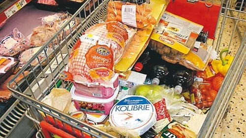 Fulla vagnar med diverse mat kördes fram till kassorna.