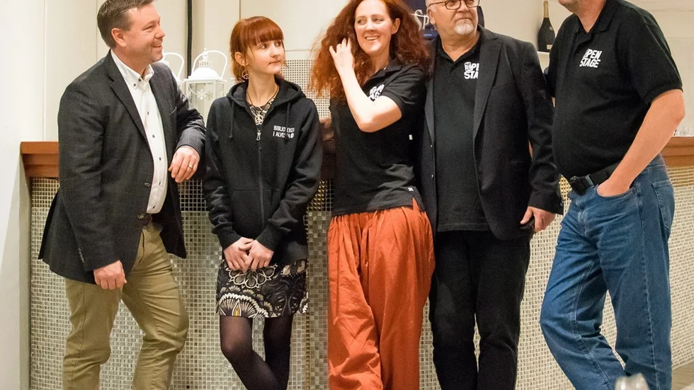 Barhäng i väntan på nästa Open Stage. Sony Peterson, Murre Eriksson, Ylva Zanton, Ulf Ebegård och Per Malmborg. Foto: Roger M Carlsson