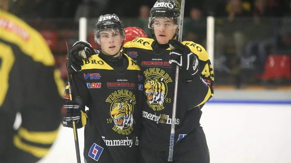 Målfirande. Hampus Harlestam och Ian Örnskog gjorde två viktiga mål i mittperioden. Örnskog 2-1 och Harlestam 3-1. VH vann mot Grästorp.