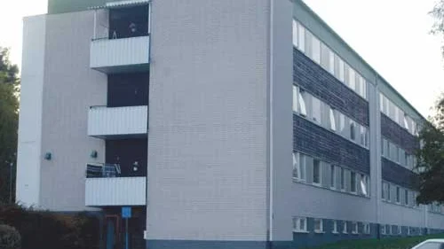 I ett bostadsområde i Virserum uppdagades i helgen att en 24-årig kvinna varit fånge i en lägenhet under tre månader. Hon har blivit utsatt för vad Polisen betecknar som tortyrliknande systematisk misshandel.