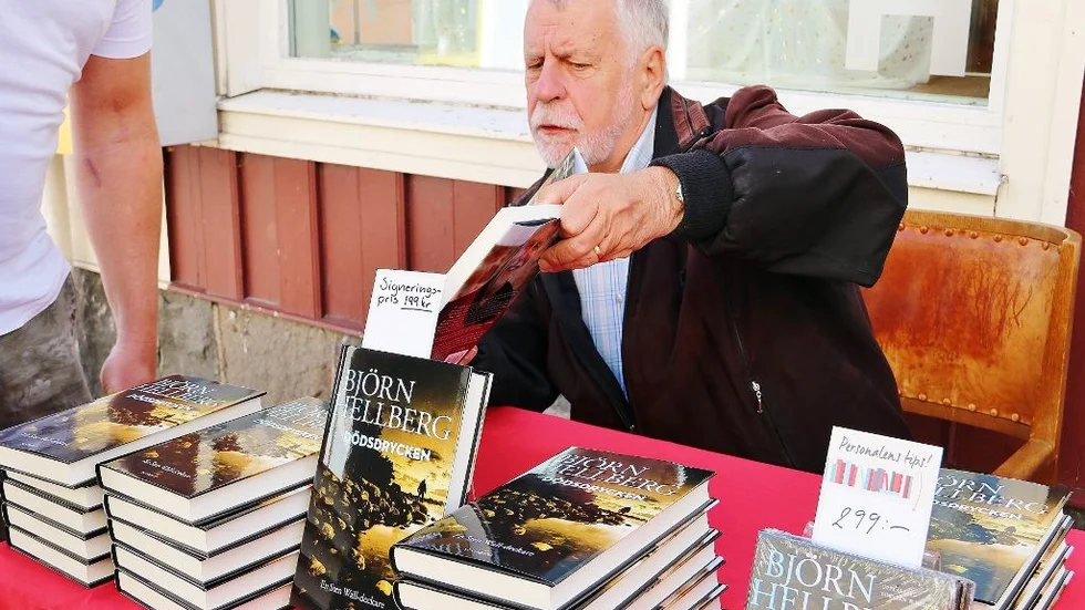 En jämn ström människor kom och besökte Björn Hellbergs bord vid Hultgrens Bokhandel då han signerade sin senaste bok "Dödsdrycken". Foto: Liselotte S Johansson