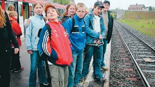 Eleverna väntar på tåget till Kalmar. Från Berga. För från den egna stationen i Mörlunda kan man inte åka. Där stannar inte tågen.