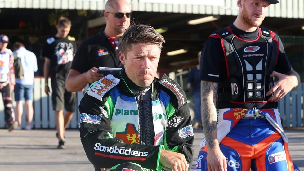 BESVIKEN FYRA. Dackarnas och Västerviks Speedways Peter Ljung var väldigt besviken över att ha blivit utesluten ur finalheatet i individuella SM. Tävlingen vanns till slut av Andreas Jonsson före Antonio Lindbäck och Kim Nilsson.