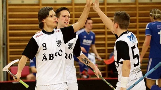 Sådär, ja. Den här synen har vi sett många gånger i vinter. Vimmerbys förstakedja med Jonatan Green, Kim Karlsson och Victor Wall fortsätter att göra många mål. Mot Hovmantorp svarade för sex av lagets tio mål.