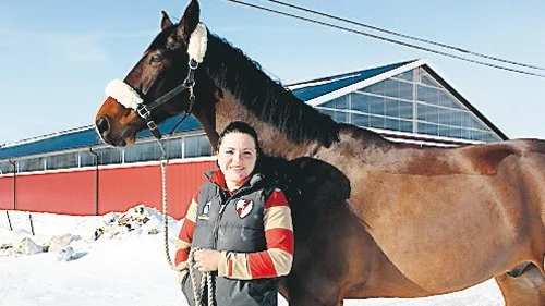 Josefina Gunnarsson satsar nu fullt ut på sitt företag med unghästträning.