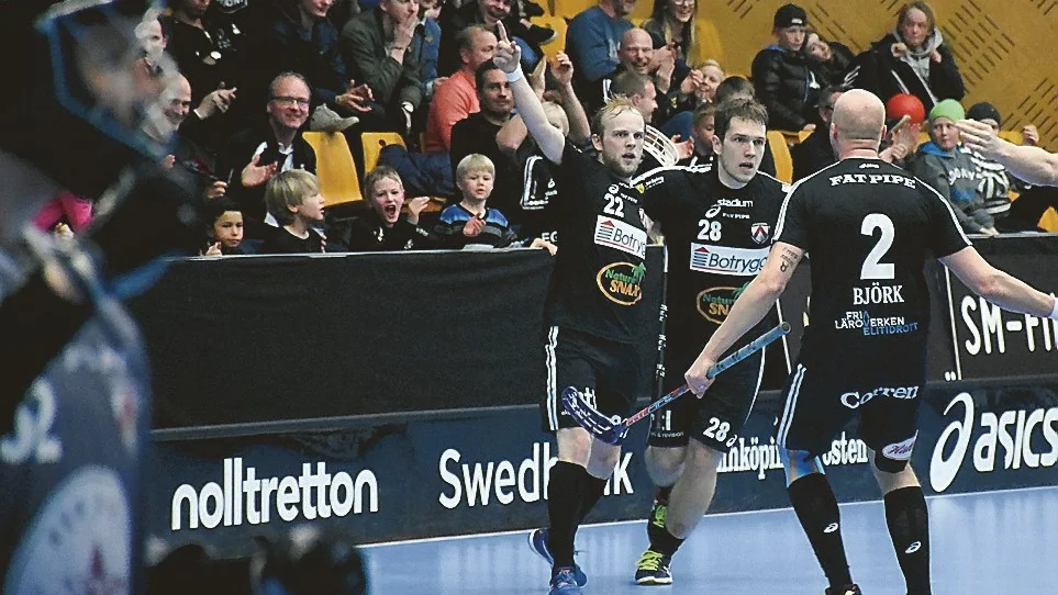Joakim Ström jublar ikapp med Matej Jendrisak, Eric Björk och Anton Karlsson efter viktiga 5-2. Foto: Magnus Strömsten