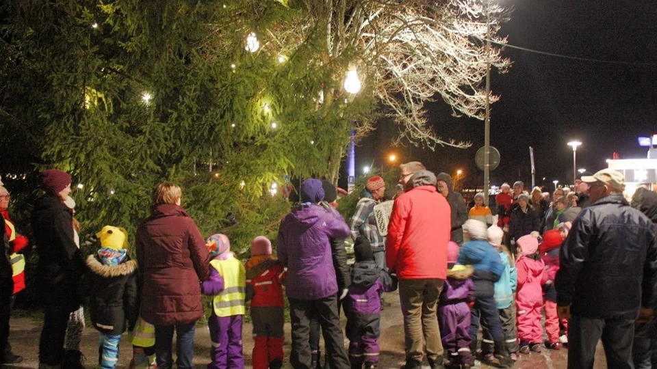 Många samlades på torget i fredags för att dansa runt granen. Foto: Erica Månsson