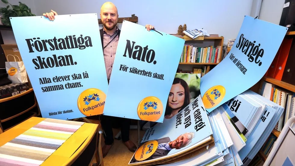 Historia? Den östgötske riksdagsmannen Mathias Sundin (L) och gamla valaffischer. Arkivbild.
