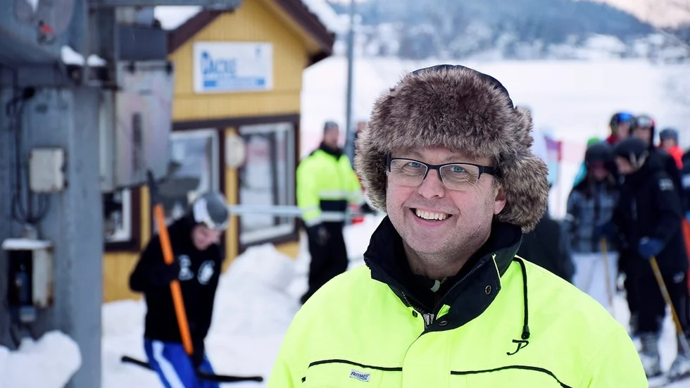 Mikael Persson är ordförande i Hjortens SK, som beviljats 200 000 kronor till att anlägga ett elbelyst konstsnöspår vid Dackestupet.