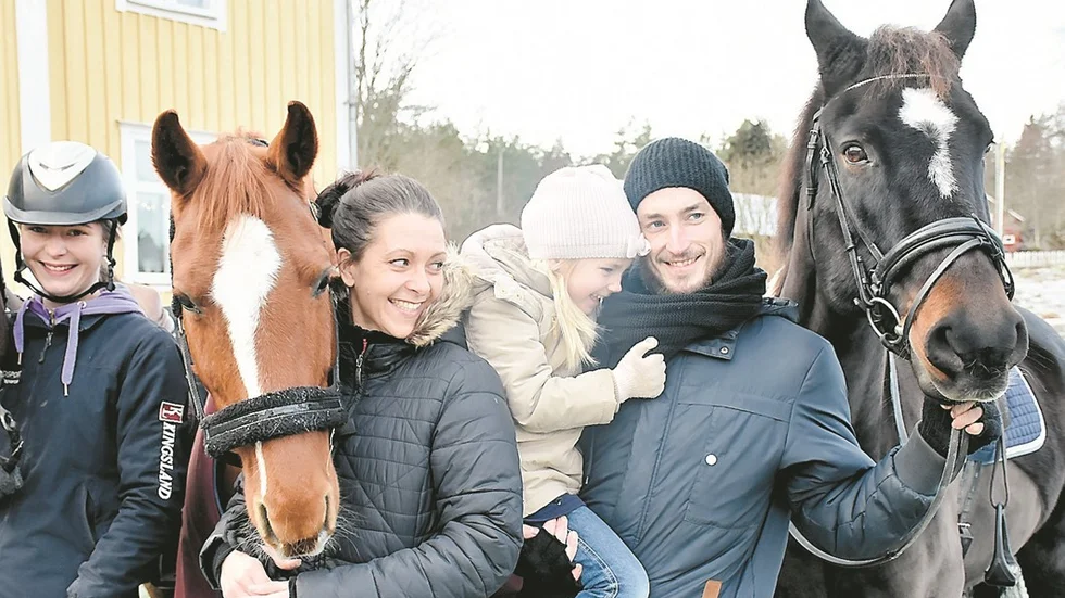 Vimmerbybacken Johan Lundin trivs på landet, där han bor med sin stora familj, frun Martina, barnen Emilia och Agnes (på bilden), Nora, Max, Leon och Eddie. Och så alla djuren, hästar, katter och hundar förstås. Foto: Torbjörn Allvin