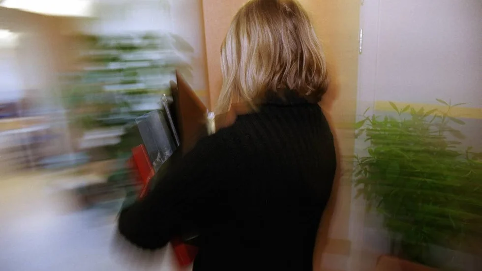 Stress. Läraren Gunilla är stressad över sin arbetssituation. "Det är så mycket grundläggande uppfostran som saknas hos barnen idag. Många barn har svårt i det sociala. Att samarbeta, att fungera i kösystem, att fungera i en hall vid påklädning. Det blir konflikter om allt."