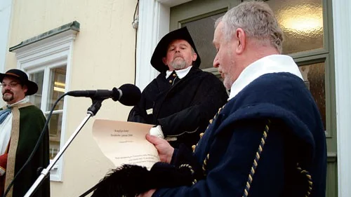 Carl IX (Thorsten Ungsäter) lyssnar stramt till ett grattistelegram från den nuvarande kungen Carl XVI Gustaf som uppläses av Vimmerby kommunfullmäktiges ordförande Leif Carlson. Foto: Janne Strömsten