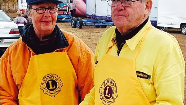 Korv går hem i kylan. Sune och Ann-Margret från Lions sålde korv för glatta livet.
