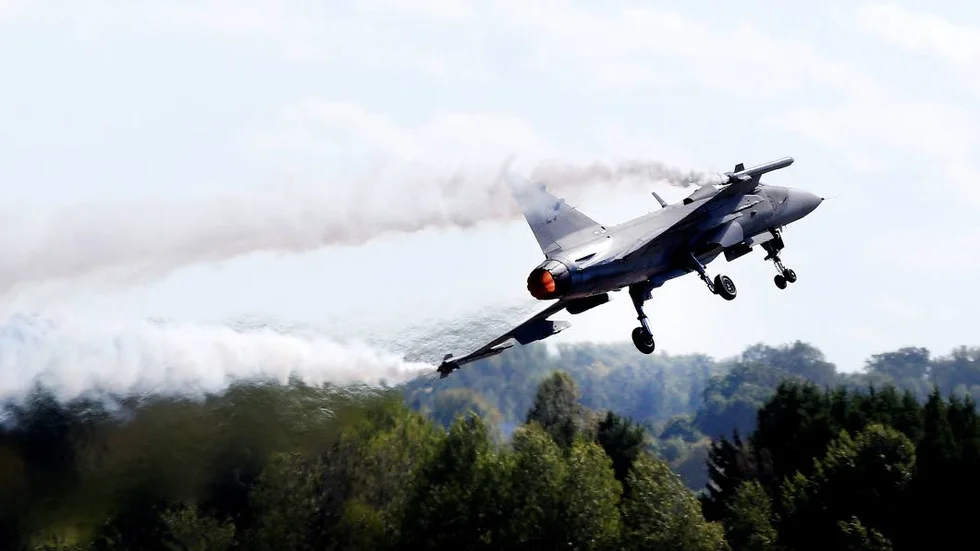 En lastbilschaufför filmade ett Gripenplan när han befann sig inne på Saabs område i Tannefors.