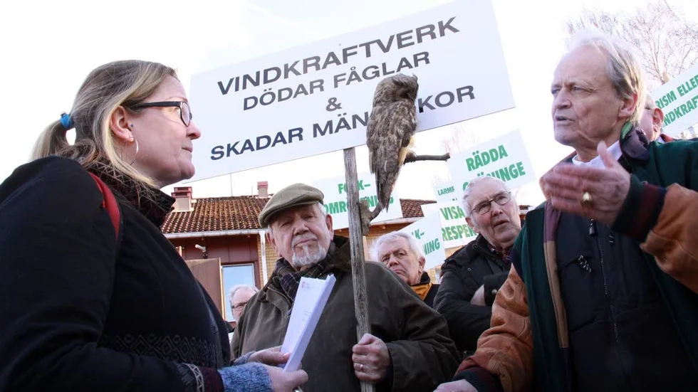 Irriterat. Motståndare till vindkraft demonstrar sitt missnöje för dåvarande kommunalrådet Pia Tingvall (C) i april 2014.