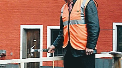 Kommunalrådet siktade, och sedan klippte han till. "Nu är ombyggnationen inledd", sa Carl Axel Centerstig.