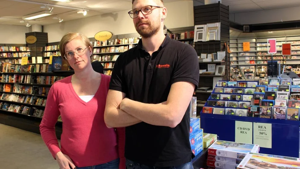 Den vikande försäljningstrenden för bokhandeln gör att syskonparet Ulrika Eckerbom och Fredrik Johansson nu väljer att bara satsa på sin nätbutik kalenderkungen.se.
