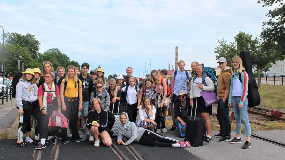 Många glada miner när konfirmationsgruppen rullade in med tåget till Västervik.